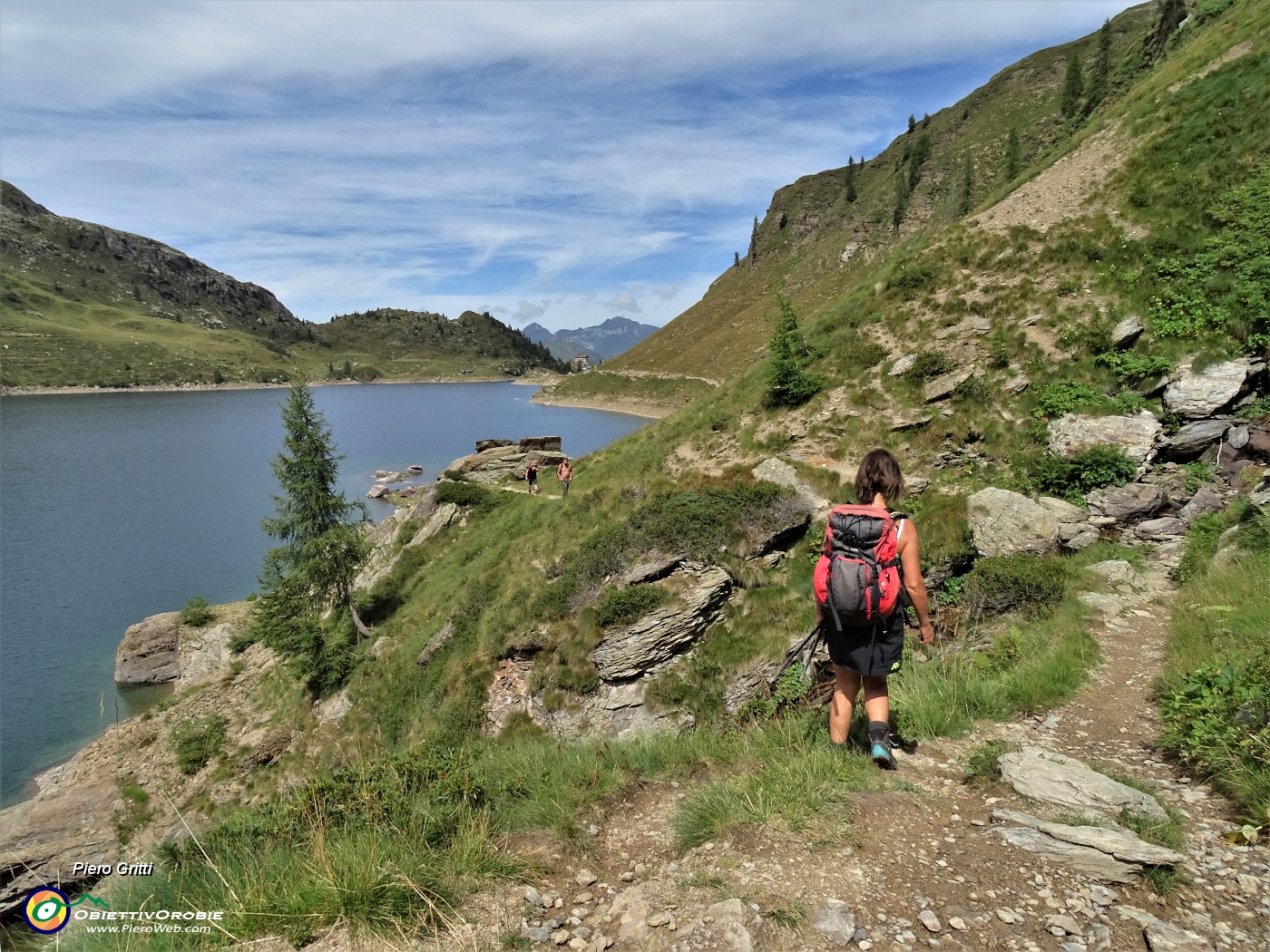 44 Seguendo l'agganciato sent. 232 costeggiamo la riva orientale del lago e  ci dirigiamo verso il Rifugio Laghi Gemelli.JPG